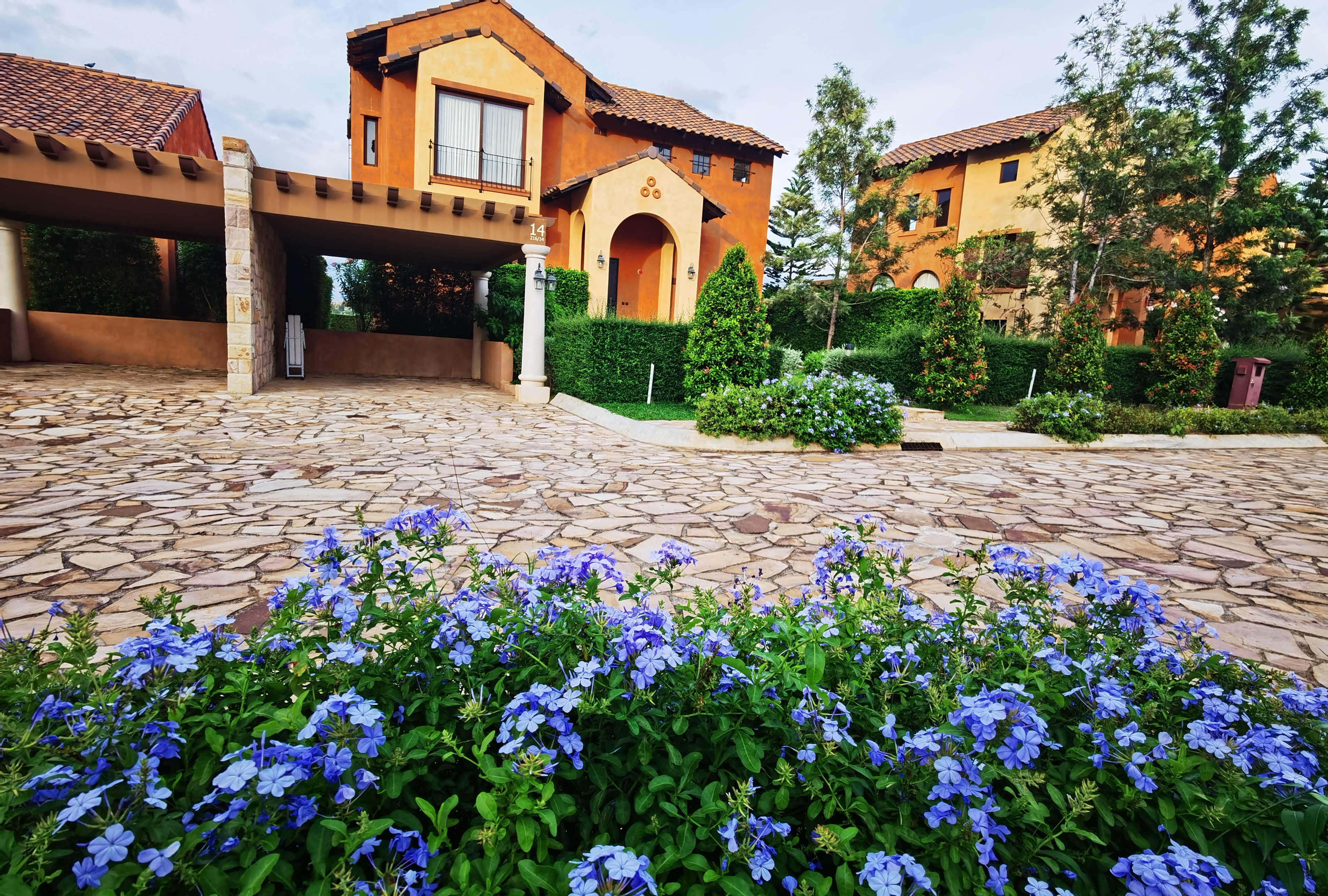 อาคารและพื้นที่เดินเล่นใน Toscana Valley