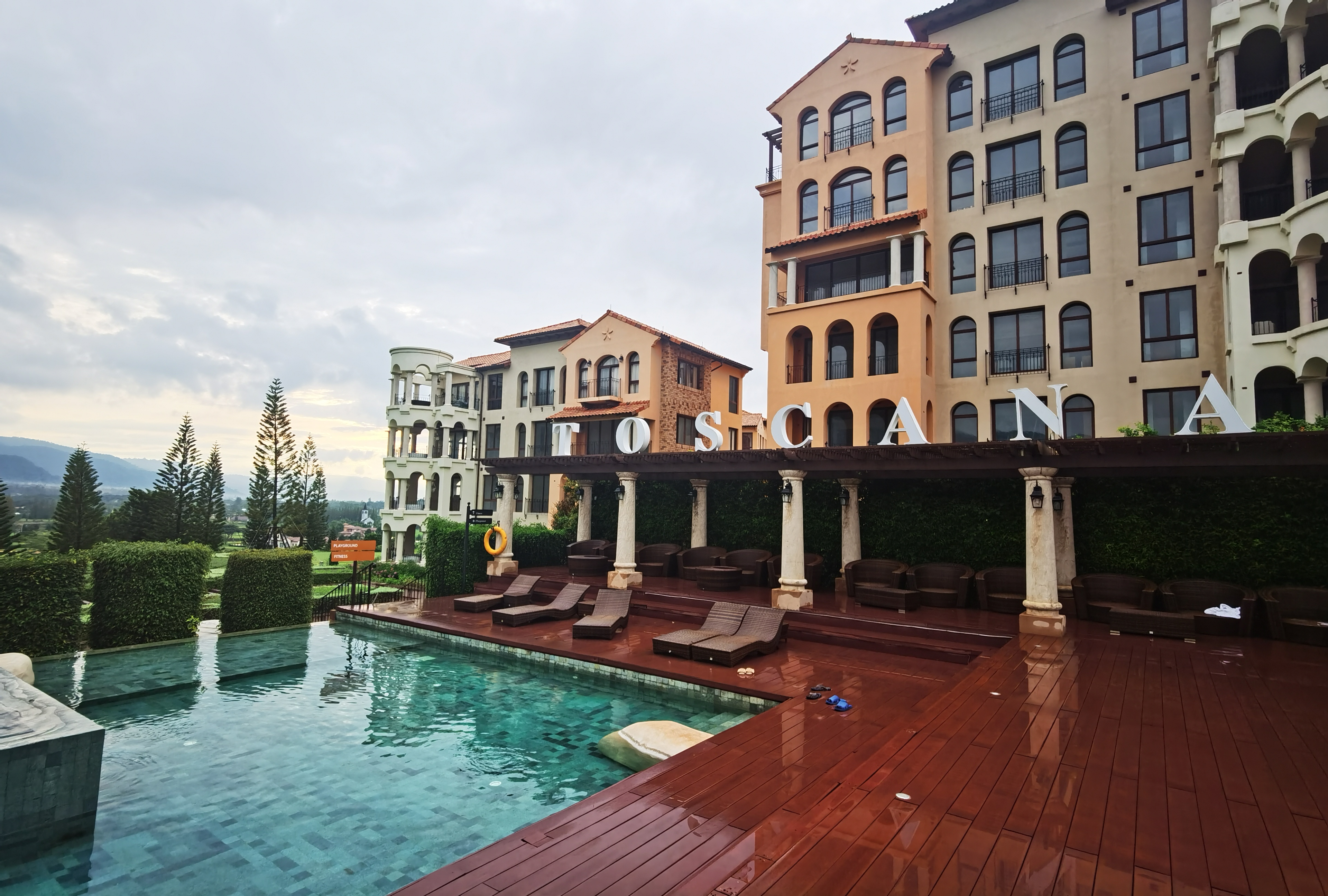 ถนนและวิวช่วงเย็นใน Toscana Valley