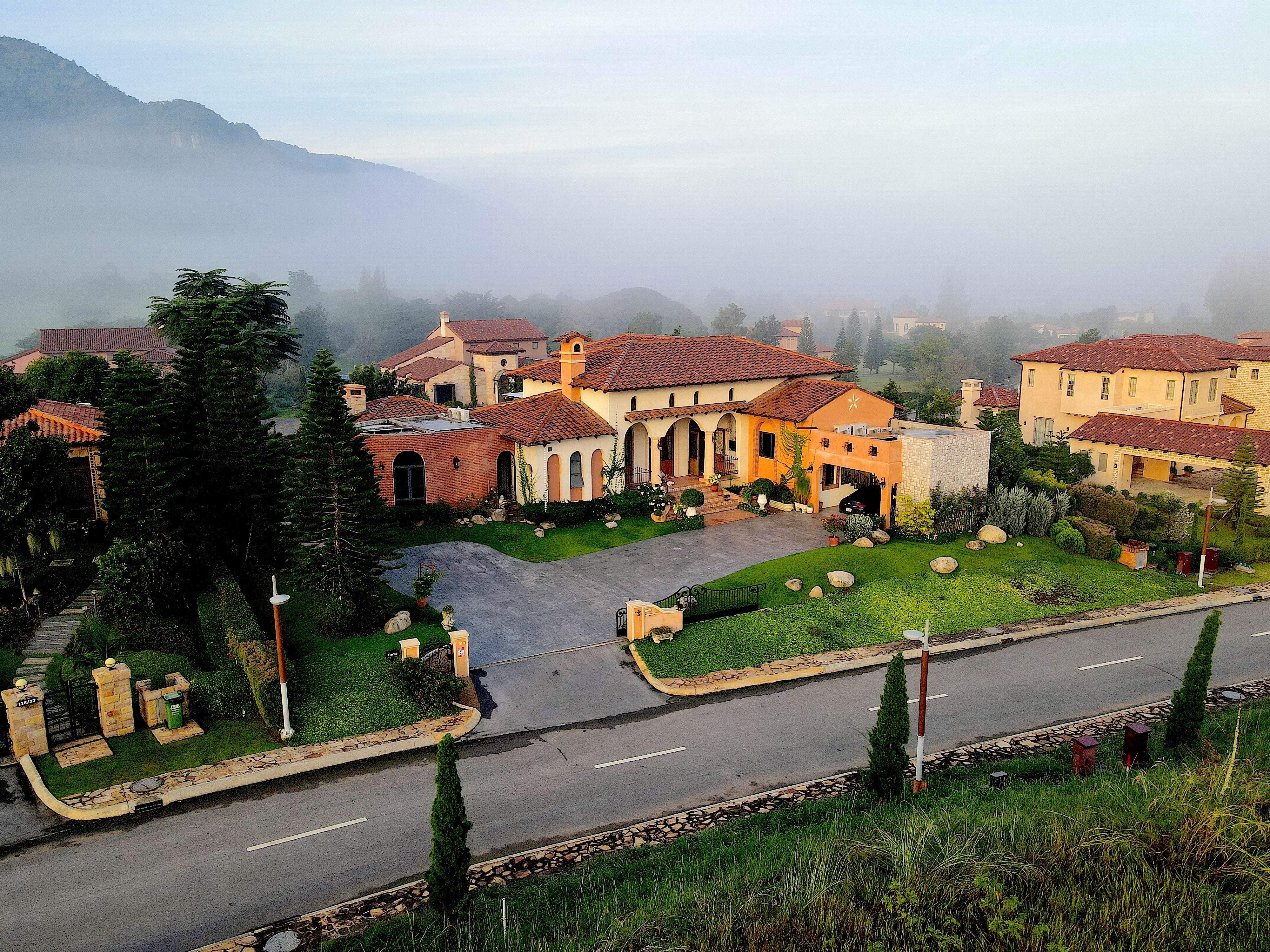 ภาพโดรน Casa Vacanze ท่ามกลางหมอกยามเช้า